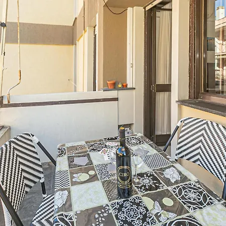 1 Bedroom Cozy In Appartement